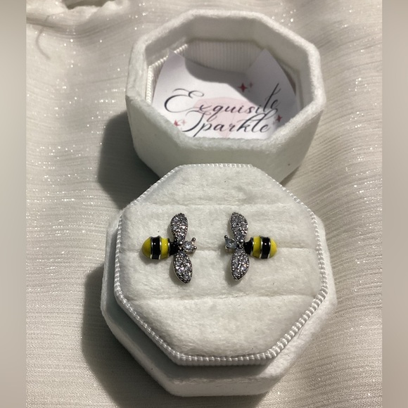 🐝Sparkly Adorable SilverTone Petite Bumblebee Post Back Stud Earrin - Picture 13 of 14